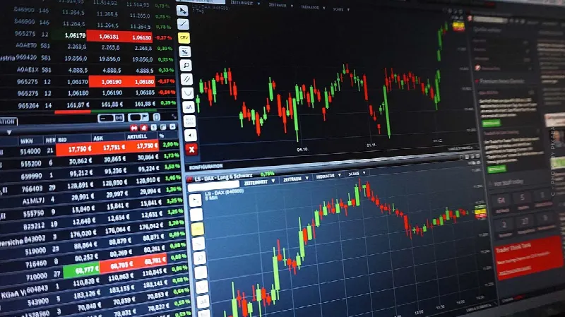 买入股票。直接银行、股票存款、在线经纪人+费用示例
