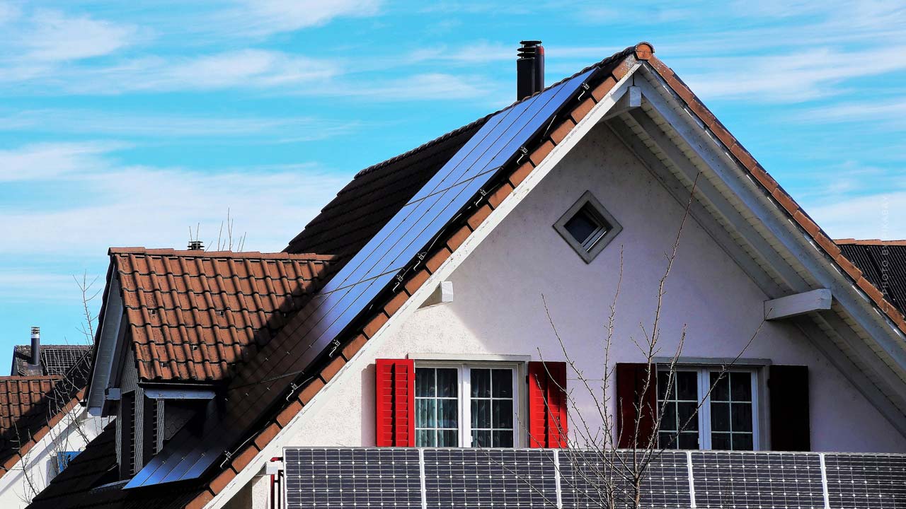solaranlage-photovoltaik-ratgeber-immobilie-haus-dach-bayern-haus-schnell-kosten-preis-beispiel-familie-privat-aufbau