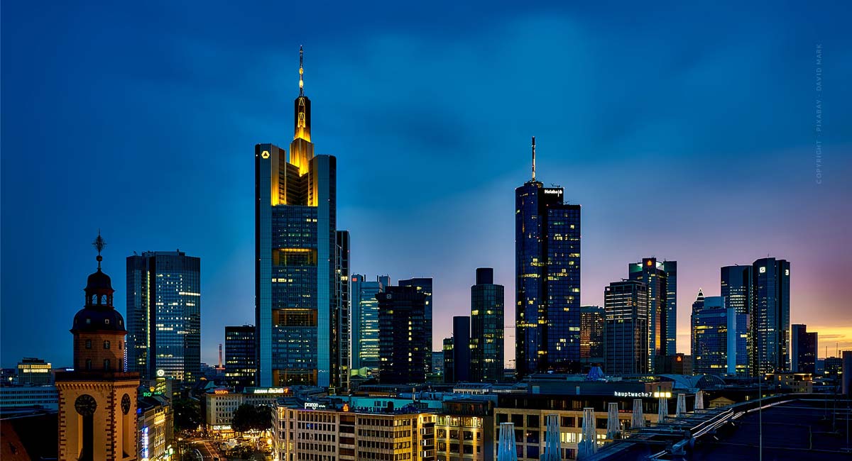 immobilie-verkaufen-frankfurt-haus-wohnung-kapitalanlage-stadt-skyline-nacht-hochhaus-licht