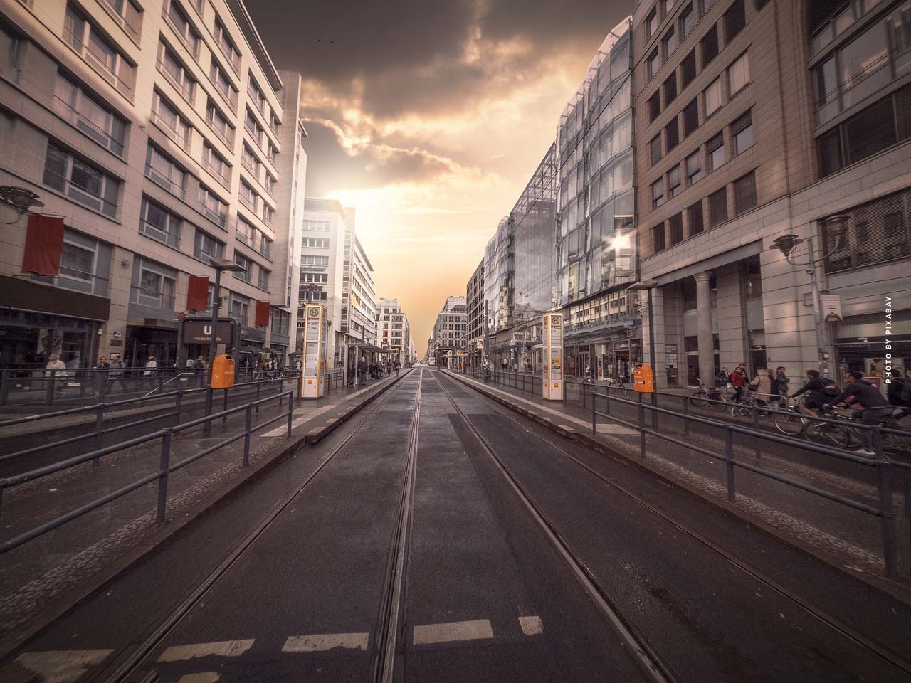 柏林豪华房地产经纪人:公寓、房屋和投资 Berlin mitte makler luxus realtor property investment kapitalanlage innenstadt strasse friedrichstrasse morgen bahn