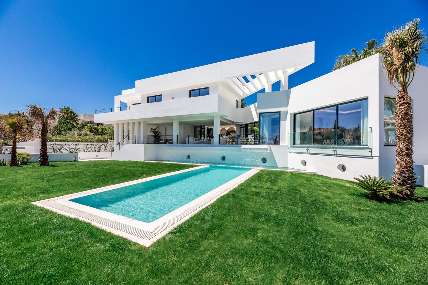 Villa de diseño en Marbella por 2,95 millones de euros: mucha luz, piscina y cascada