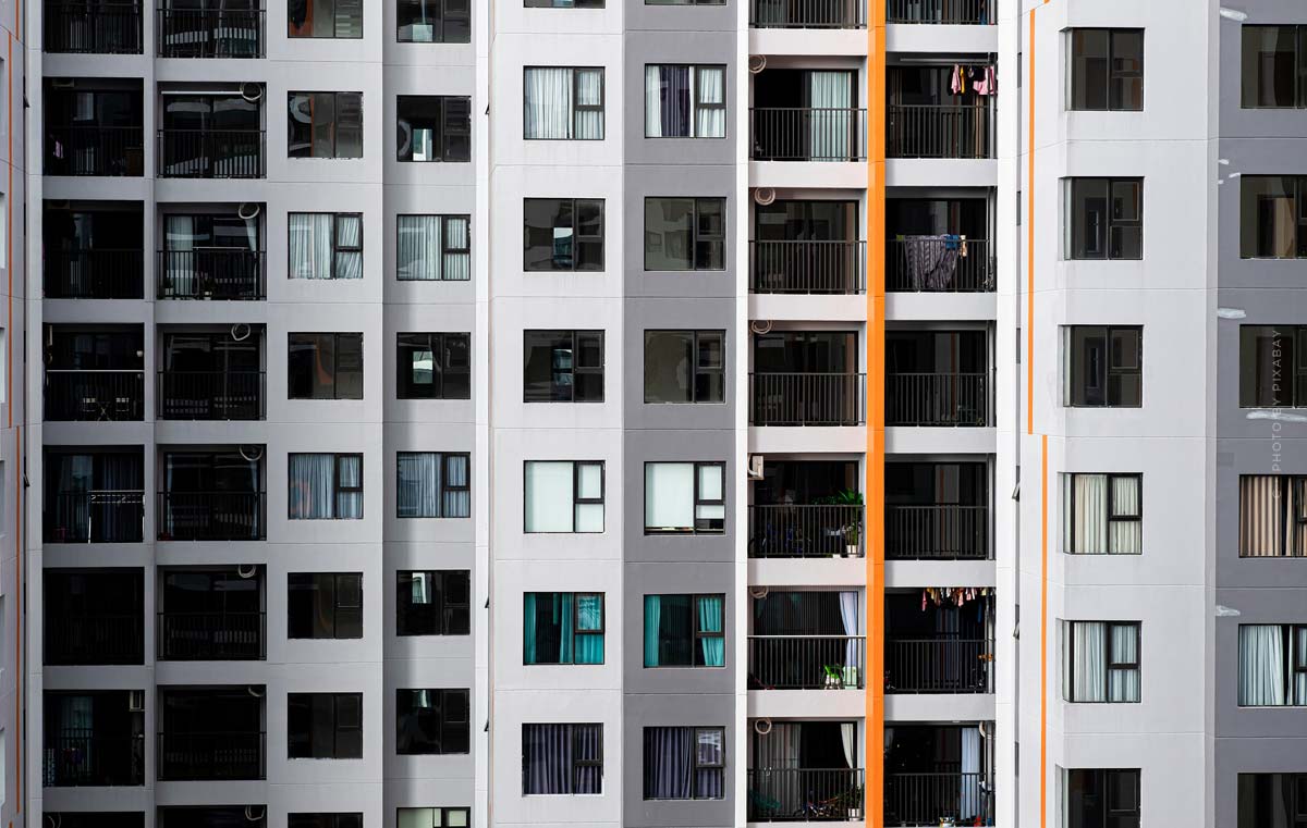 immobilienmakler-mehrfamilienhaus-kaufen-fassade-neubau-mikro-apartments-trend-vermietung-jahresvertrag